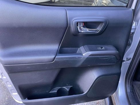 Used 2017 Toyota Tacoma TRD Sport image 19