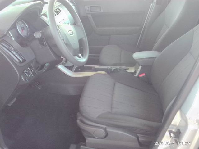 Used 2010 Ford Focus SE FWD image 7