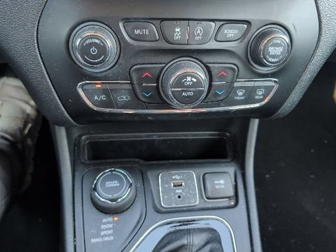 Used 2019 Jeep Cherokee Limited AWD/4WD image 19