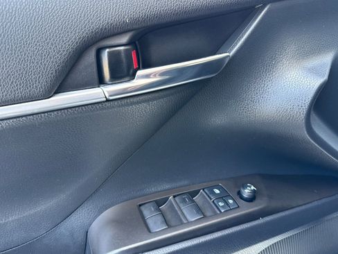 Used 2022 Toyota Camry SE FWD image 12