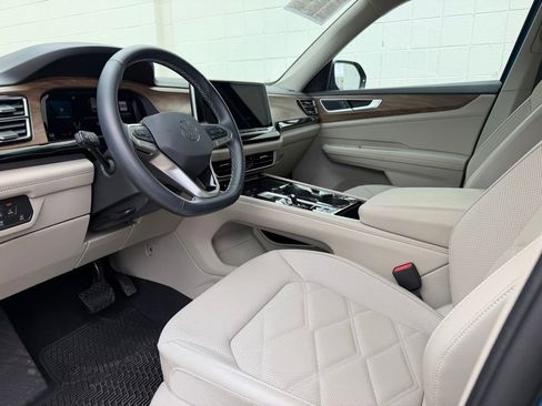 Used 2025 Volkswagen Atlas SE AWD/4WD image 4