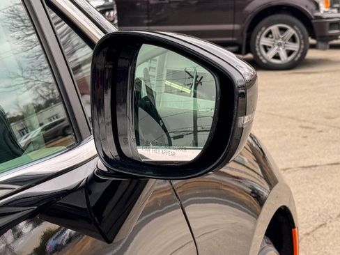 Used 2024 Chrysler Pacifica Touring-L image 10