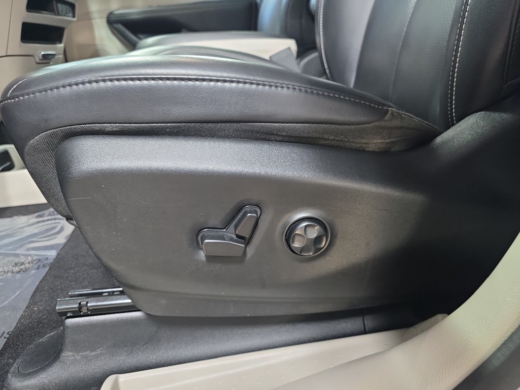 Used 2023 Chrysler Pacifica Touring-L FWD image 30