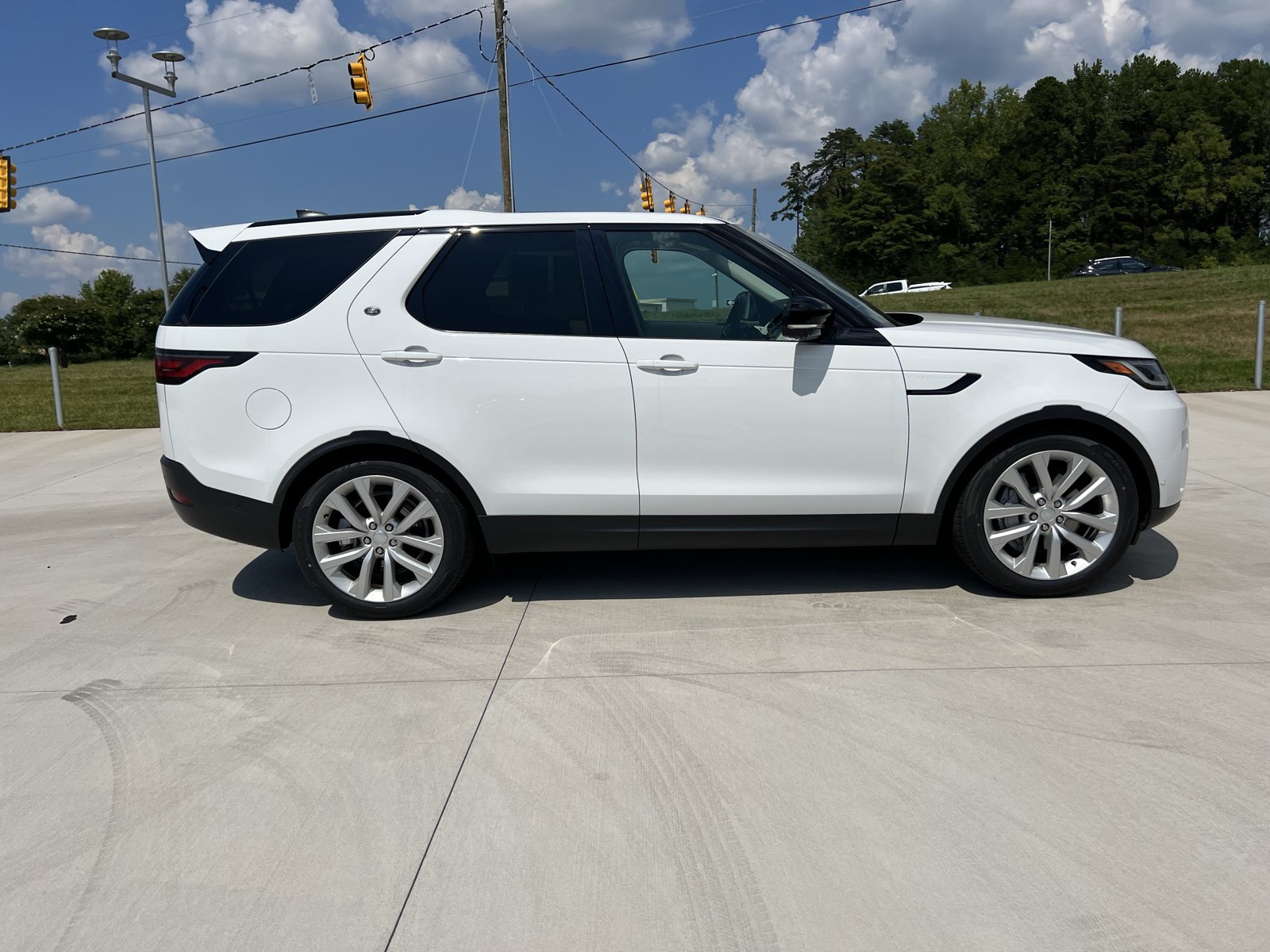 Used 2024 Land Rover Discovery S AWD/4WD image 9