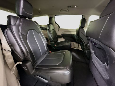 Used 2024 Chrysler Pacifica Touring-L FWD image 27