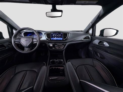 Used 2025 Chrysler Pacifica Limited image 9