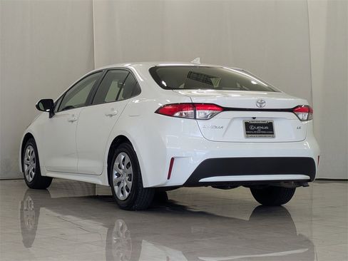 Used 2021 Toyota Corolla LE image 6