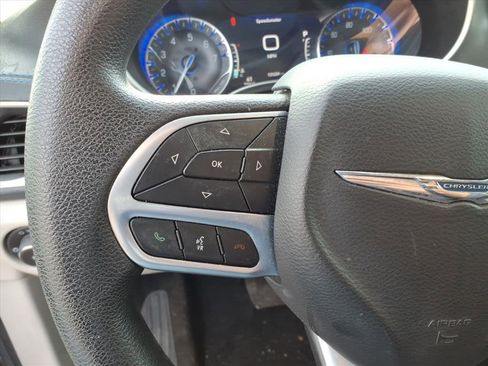 Used 2021 Chrysler Pacifica Touring image 12