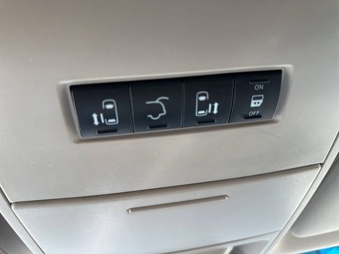 Used 2015 Chrysler Town & Country Touring FWD image 22