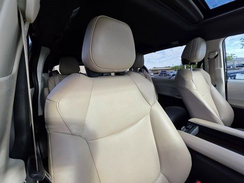 Used 2021 Toyota Sienna XLE image 11