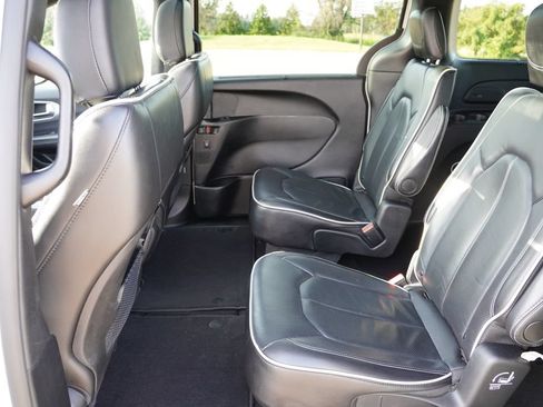 Certified 2025 Chrysler Pacifica Limited FWD image 16
