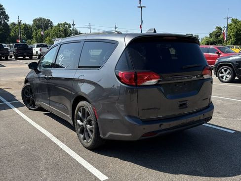 Used 2018 Chrysler Pacifica Limited w/ Advanced Safetytec Group FWD image 4
