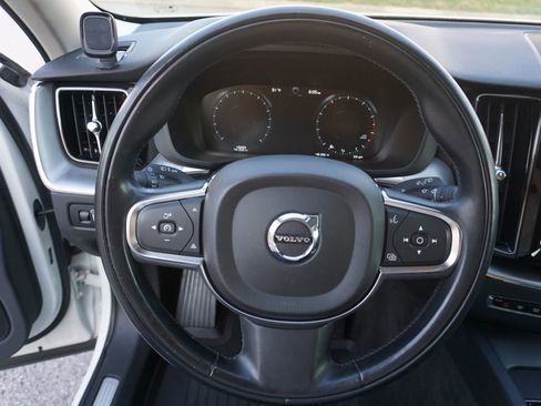 Used 2019 Volvo XC60 T5 Momentum w/ Multimedia Package image 22