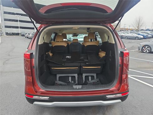 Used 2023 Kia Carnival LX image 5