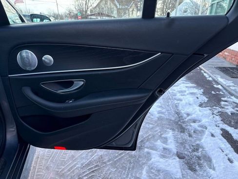 Used 2019 Mercedes-Benz E 300 4MATIC image 19