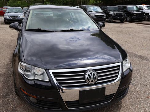 Used 2008 Volkswagen Passat VR6 FWD image 2