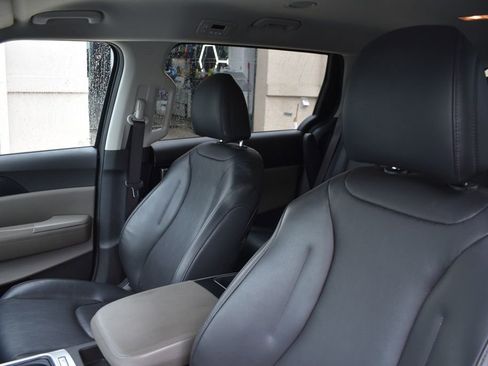 Used 2025 Kia Carnival FWD image 10