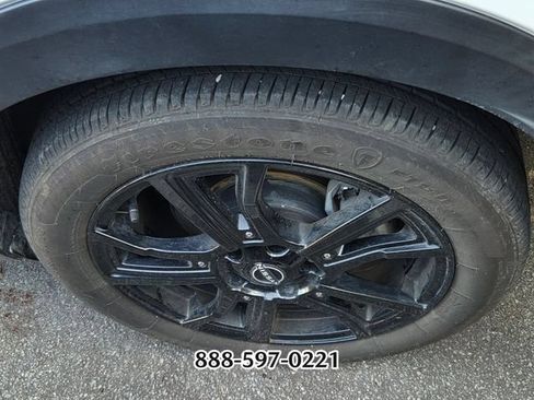 Used 2022 Nissan Kicks SR w/ Premium Package FWD image 6