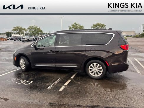 Used 2017 Chrysler Pacifica Touring-L FWD image 13
