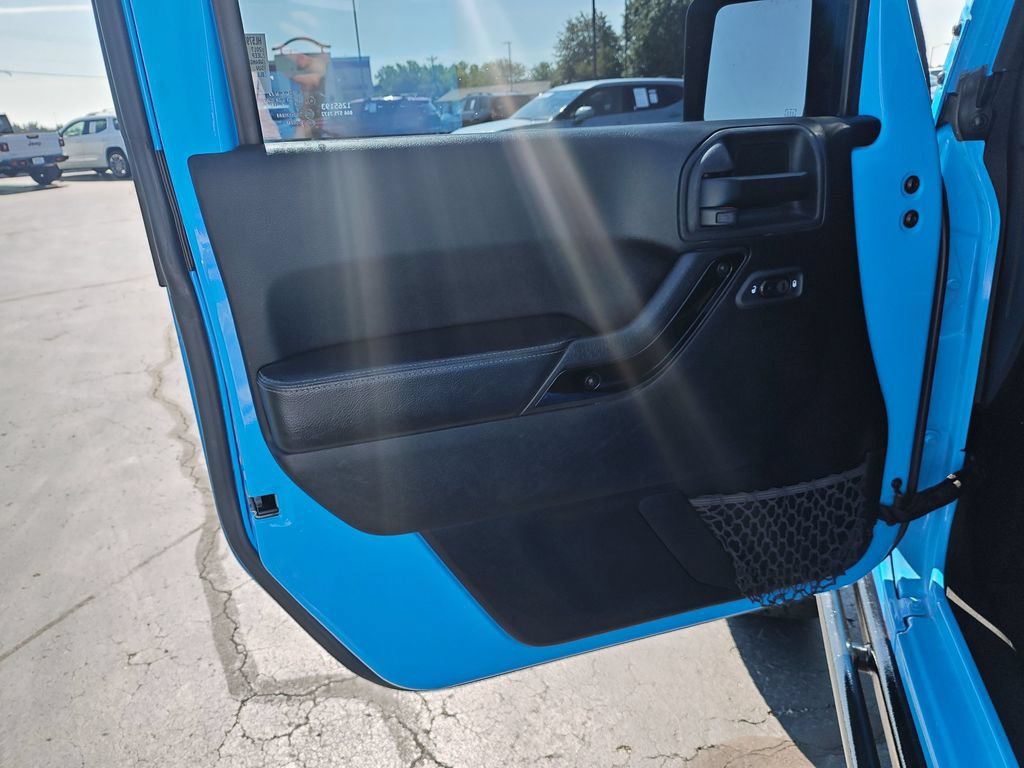 Used 2017 Jeep Wrangler Sahara AWD/4WD image 12
