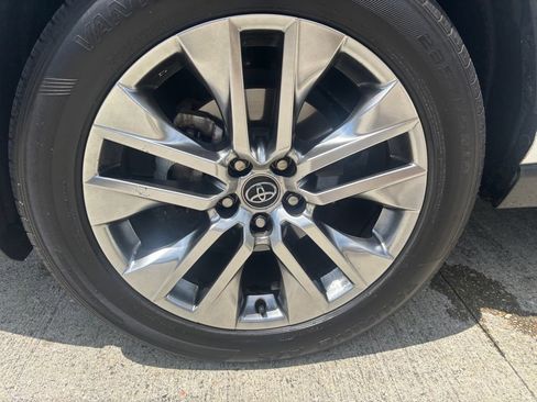Used 2020 Toyota RAV4 XLE Premium FWD image 9