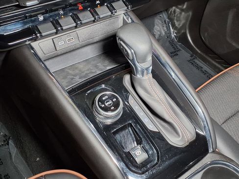 Used 2024 GMC Canyon AT4 image 9