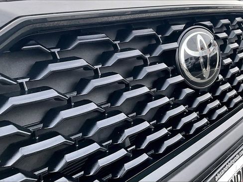 Used 2024 Toyota Corolla Cross L image 27