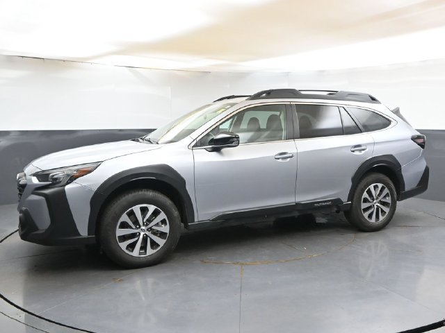 Used 2025 Subaru Outback Premium AWD/4WD image 2