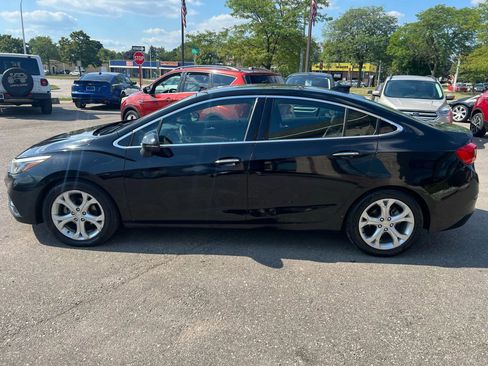 Used 2017 Chevrolet Cruze Premier image 2