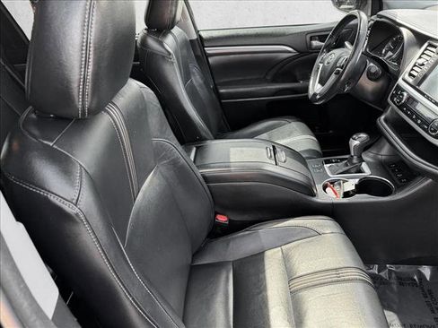 Certified 2018 Toyota Highlander SE w/ Carpet Mat Package (TMS) AWD/4WD image 19