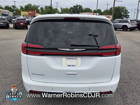 Used 2023 Chrysler Pacifica Touring-L FWD image 12