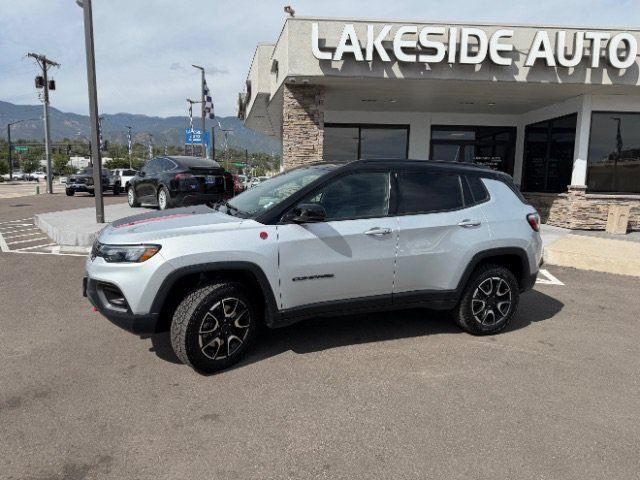 Used 2025 Jeep Compass Trailhawk AWD/4WD image 4