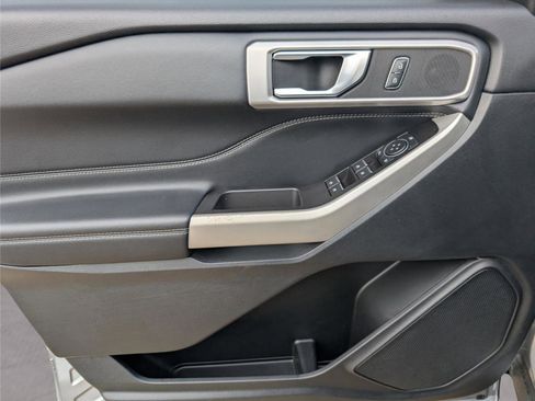 Used 2022 Ford Explorer XLT w/ Equipment Group 202A image 14