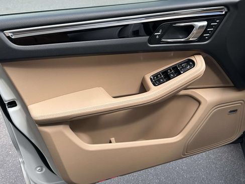 Certified 2026 Porsche Macan AWD/4WD image 18