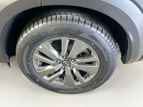 Used 2025 Nissan Pathfinder SV AWD/4WD image 11