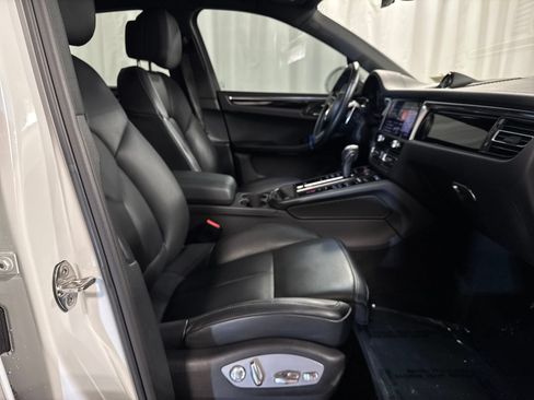 Used 2024 Porsche Macan AWD/4WD image 15