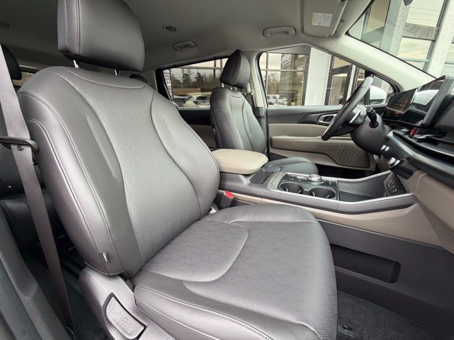 Used 2026 Kia Carnival LXS FWD image 14