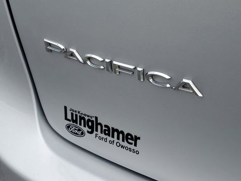Used 2023 Chrysler Pacifica Touring-L FWD image 34