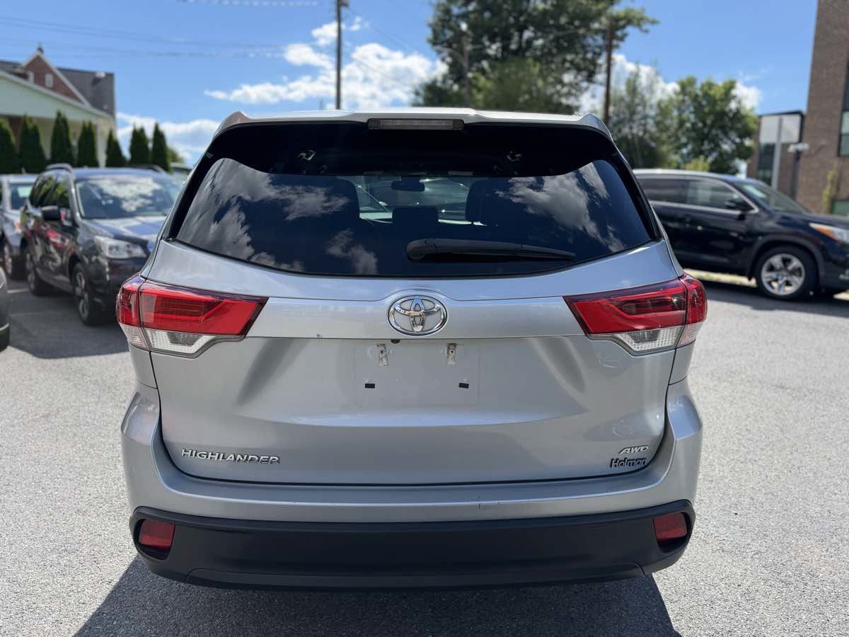 Used 2017 Toyota Highlander LE AWD/4WD image 6