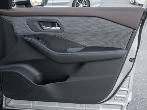 Used 2023 Nissan Rogue SV image 31