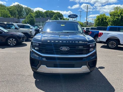 Certified 2025 Ford Expedition Platinum AWD/4WD image 2