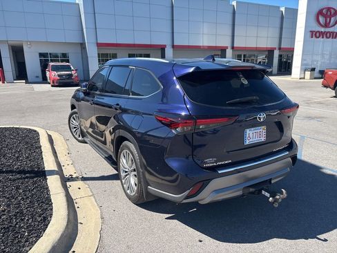 Used 2025 Toyota Highlander Platinum image 6