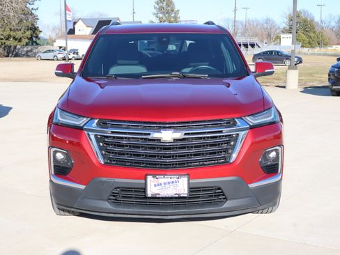 Used 2023 Chevrolet Traverse LT image 3