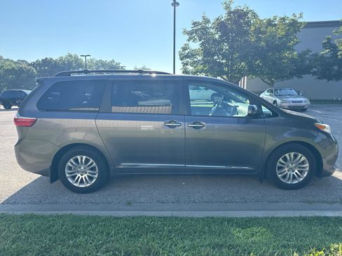 Used 2015 Toyota Sienna XLE w/ XLE Navigation Package FWD image 4