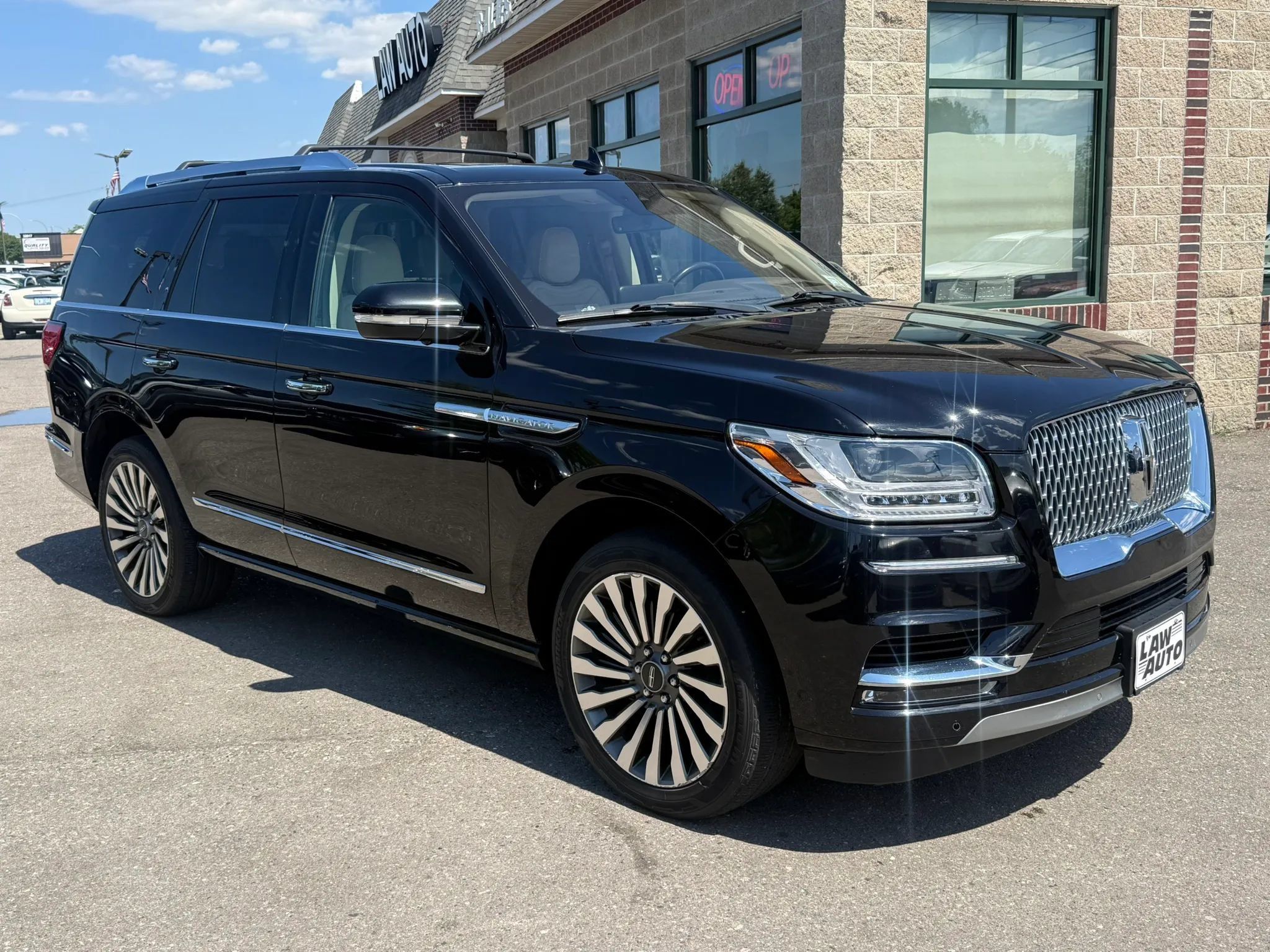 Used 2019 Lincoln Navigator Reserve w/ Cargo Package AWD/4WD image 3