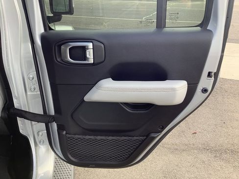 Used 2023 Jeep Wrangler Unlimited Sahara image 37