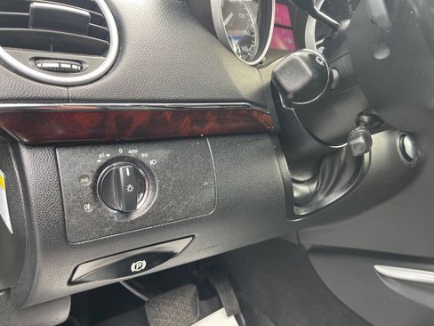 Used 2011 Mercedes-Benz GL 550 4MATIC image 21