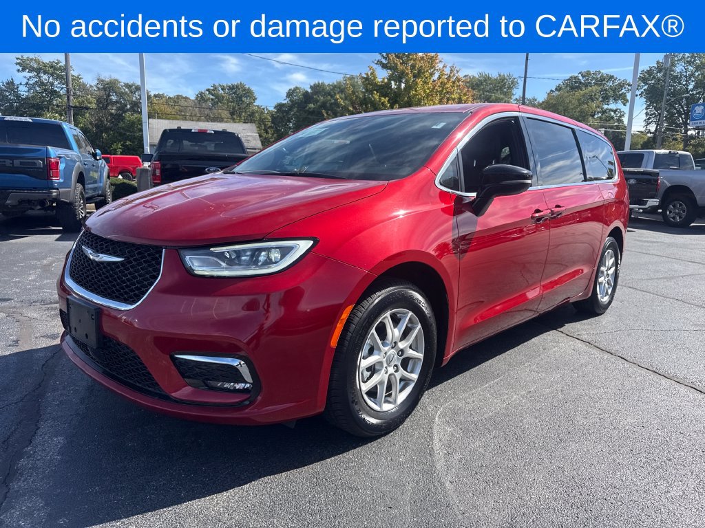 Used 2025 Chrysler Pacifica Select FWD image 2