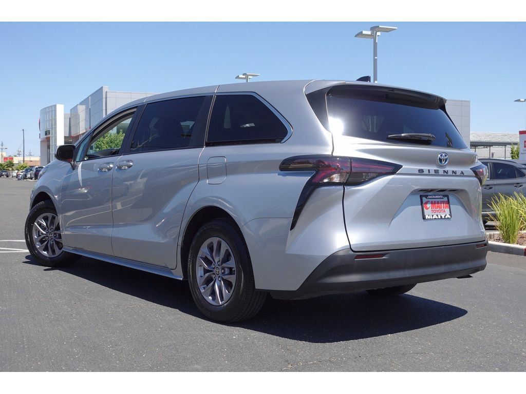Certified 2023 Toyota Sienna LE FWD image 8