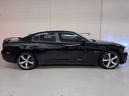 Used 2014 Dodge Charger SXT RWD image 2